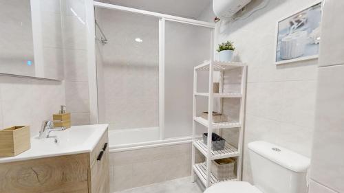 Baño blanco con aseo y lavamanos en Porvenir Diseño Moderno, en Jerez de la Frontera