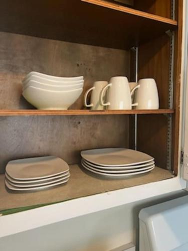 un armario lleno de platos y tazas y platos en Minimalist Mansion en Shiloh