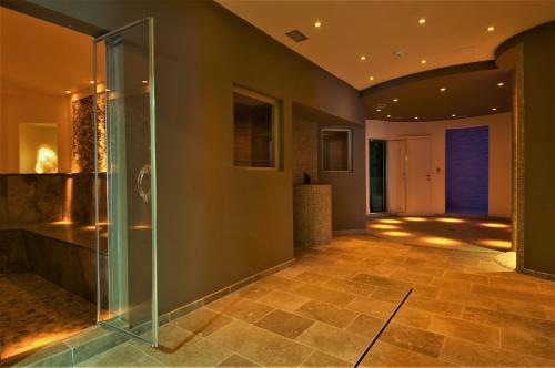 un couloir avec une douche en verre dans une maison dans l'établissement Le Blanc Hotel & Spa, à Vason