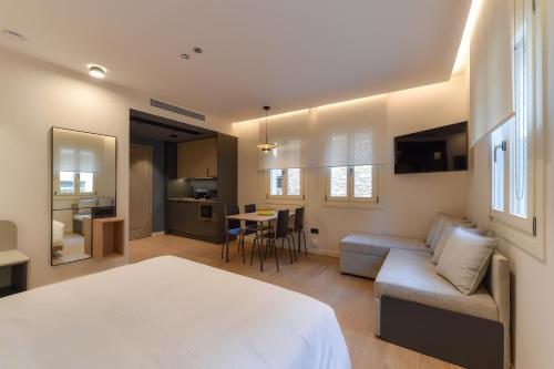 una camera con letto, divano e tavolo di Zalo Urban Living Spaces a Ioannina