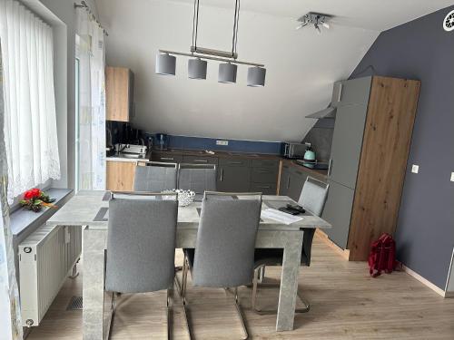 eine Küche mit einem Tisch und Stühlen in der Unterkunft SCHÖNE AUSSICHT in Kleinrechtenbach