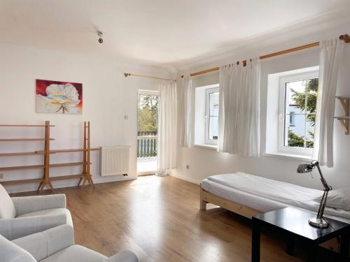 salon z łóżkiem, kanapą i oknami w obiekcie Casa Verano by 3City Rentals w mieście Gdynia