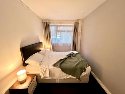 Postel nebo postele na pokoji v ubytování Beach Court Ground Floor - Cosy Apartment with Sea Views