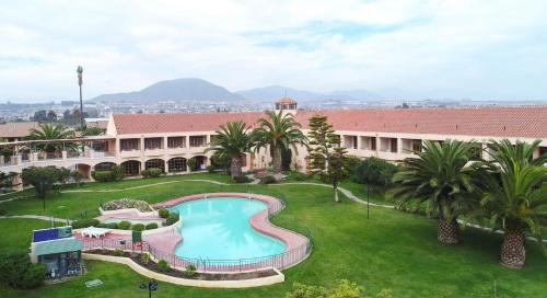 uma vista panorâmica de um grande edifício com piscina em Hotel y Departamentos La Serena - Caja Los Andes em La Serena