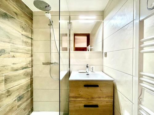 a bathroom with a sink and a shower at Club Alpina - Champagny-en-Vanoise in Champagny-en-Vanoise