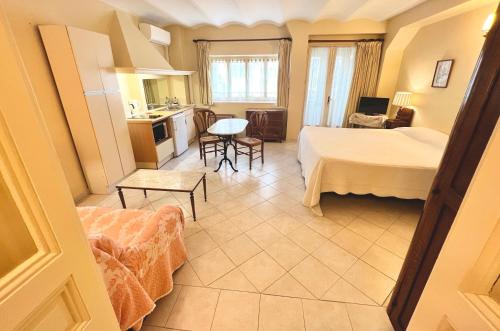 une chambre d'hôtel avec un lit, une cuisine et une table dans l'établissement Résidence La Villa Léonie, à Nice