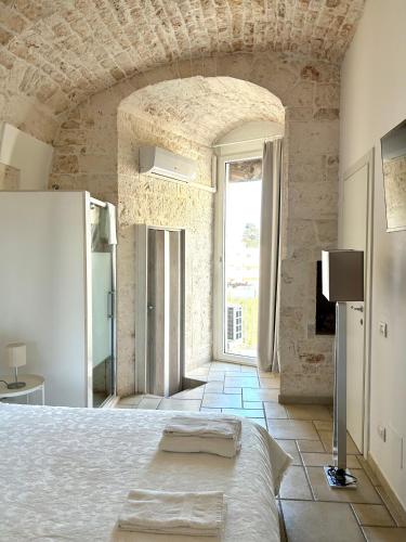 1 dormitorio con cama y ventana grande en Il Nido, en Castellana Grotte