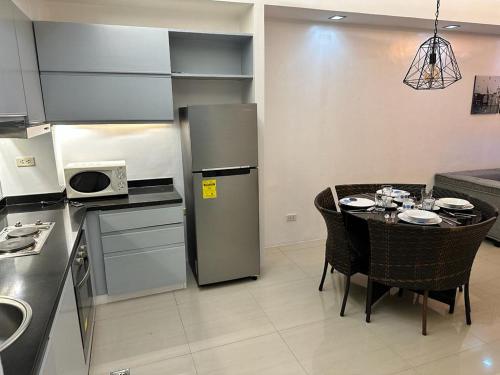 A kitchen or kitchenette at The Pearl Interior Designed 1 BR Unit Burgos Circle BGC