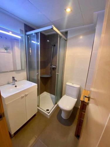 a bathroom with a shower and a toilet and a sink at Frente a Puerto Azahar 2 in Grao de Castellón
