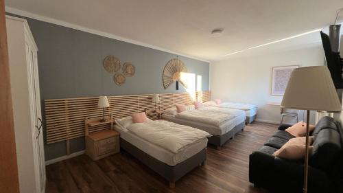 Un pat sau paturi într-o cameră la Zimmer AsiaDreieck Pension