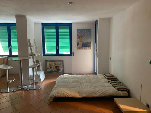 1 dormitorio con 1 cama en una habitación con ventanas en Rapallo Minimal House, en Rapallo