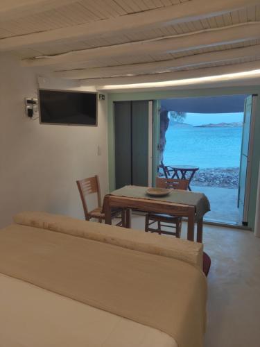 TV a/nebo společenská místnost v ubytování Apanemo Beach House Agios Nikolaos Kimolos