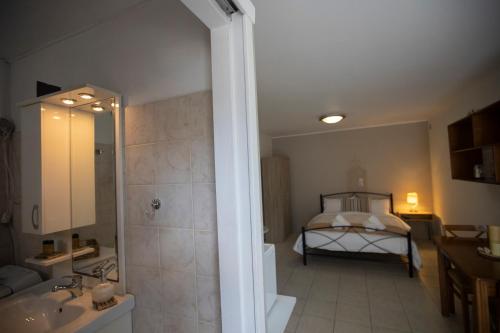 baño con ducha y 1 cama en una habitación en Syros Moments, en Ermoupoli