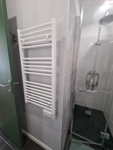 W łazience znajduje się prysznic ze szklanymi drzwiami. w obiekcie Stella w mieście Arès