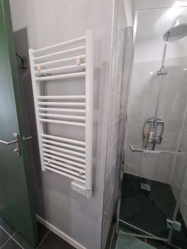 y baño con ducha y puerta de cristal. en Stella en Arès