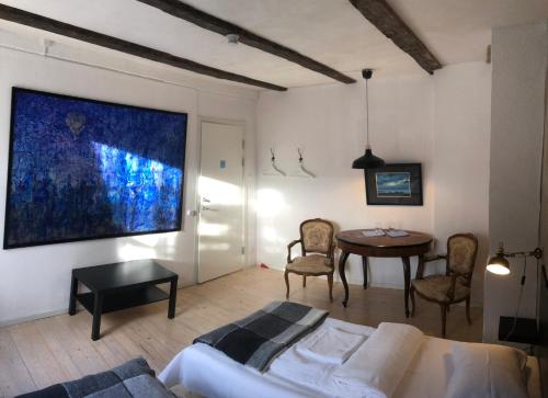 Postel nebo postele na pokoji v ubytování Eriksmåla Art Residence