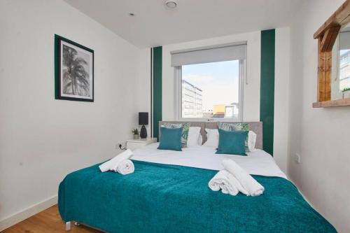 Llit o llits en una habitació de Cosy & Stylish Apartment Close to The City Centre