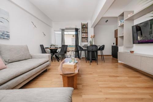 - un salon avec un canapé et une table dans l'établissement Avenue Apartment Corfu Town, à Ágios Rókkos