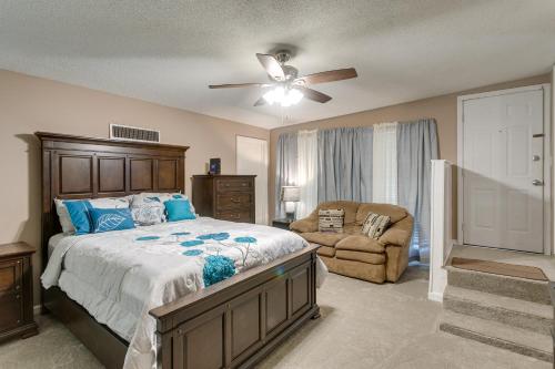 - une chambre avec un lit et un ventilateur de plafond dans l'établissement Cozy Georgia Vacation Rental with Backyard and BBQ, à Waycross