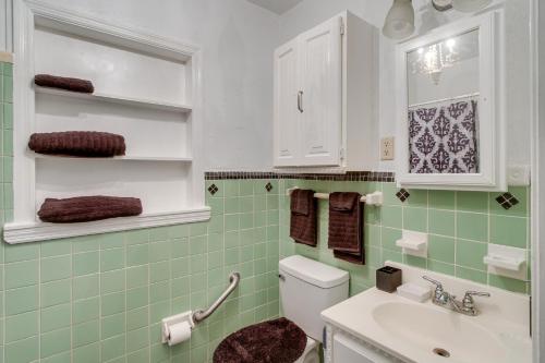 La salle de bains est pourvue de toilettes et d'un lavabo. dans l'établissement Cozy Georgia Vacation Rental with Backyard and BBQ, à Waycross