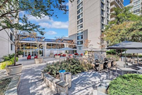 a courtyard with tables and chairs and a building at Amazing Condo 1/1 @Crystal CIty With Pool/Gym in Arlington