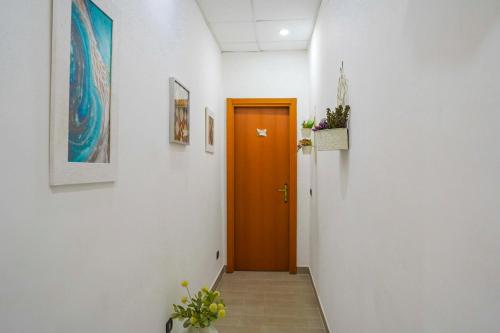 a hallway with a brown door in a building at Anthea BB Napoli in Naples