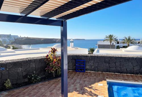 una casa con patio y vistas al océano en Villa Liv, en Playa Blanca