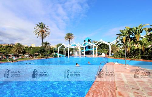 812 BENALBEACH. 1ºLinea de Playa. Vistas a la piscina y la montaña.