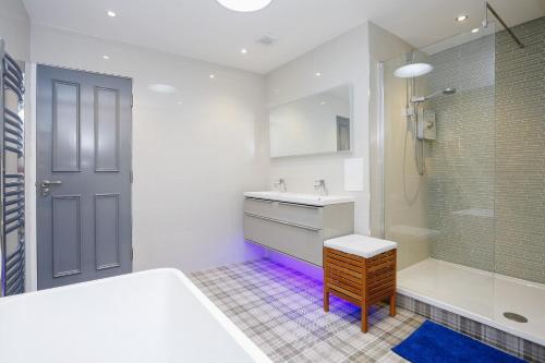 ein weißes Bad mit einem Waschbecken und einer Dusche in der Unterkunft Fabulous 5 Double Bedroom Edinburgh Old Town apartment in Edinburgh