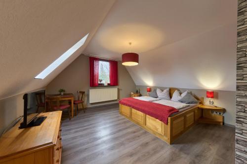 ein Schlafzimmer mit einem Bett und einem TV in einem Zimmer in der Unterkunft Landhotel Brauner Hirsch in Kammerforst