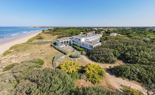 een luchtzicht op een huis op een strand bij Hôtel & Spa Le Grand Large in Dolus d'Oléron