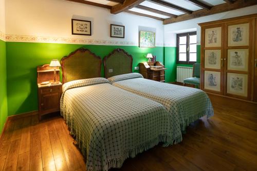 1 dormitorio con 1 cama con pared verde en Casa San Ginés, en Cruces