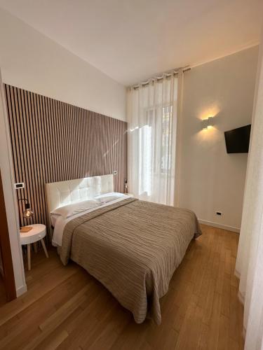 um quarto com uma cama grande e uma janela em Green Hotel em Roma