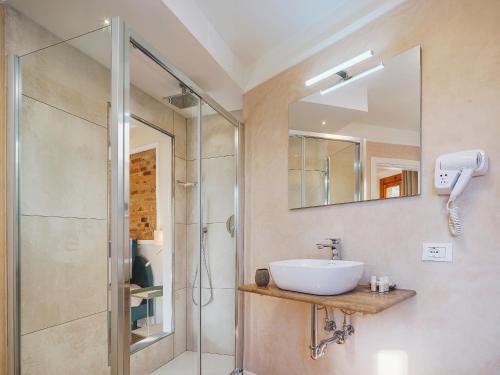 ein Bad mit einem Waschbecken und einer Dusche in der Unterkunft Antiboti in San Miniato