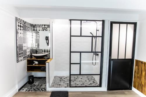 een badkamer met een douche en een glazen deur bij Magnifique Duplex 2ch / 2 sdb in Marseille
