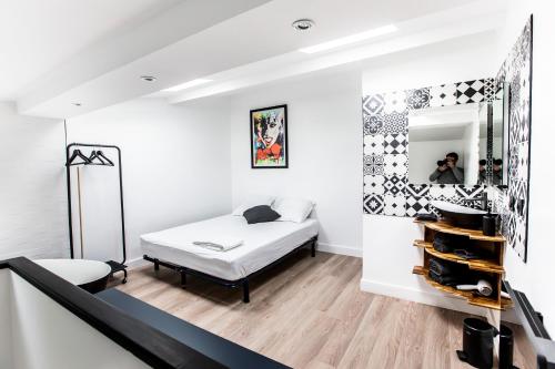 1 dormitorio con cama y espejo en Magnifique Duplex 2ch / 2 sdb, en Marsella