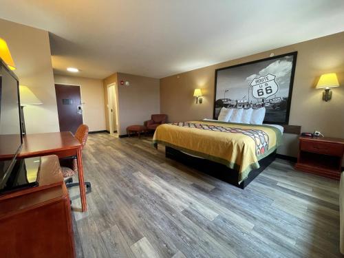 Una cama o camas en una habitación de Super 8 by Wyndham Rolla