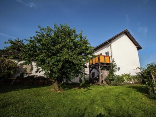 een wit huis met een boom in de tuin bij Amazing Holiday Home in Kerschenbach with Sauna in Kerschenbach