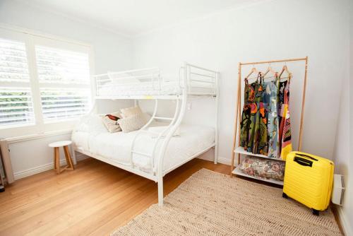 Krevet ili kreveti na sprat u jedinici u okviru objekta Beachside Getaway Bay Views North Shore VIC Sleeps 12 Free Wifi