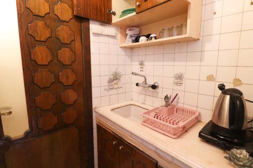 una encimera de cocina con fregadero en una cocina en Save your money for travels stay here low cost. en Konak