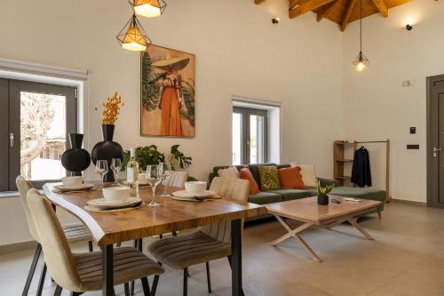 een woonkamer met een tafel en een bank bij Luxury New House near the Beach! - Casa Dionysia in Maleme