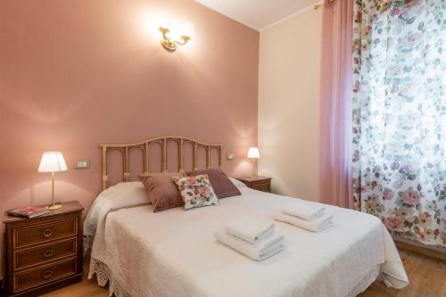 um quarto com uma cama com toalhas em BnButler - Principe Eugenio - Casa Corsini, un Angolo Retrò em Milão