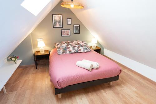 a bedroom with a bed with a pink blanket at Duplex tout confort - Gare TGV et hypercentre par Groom* in Lorient