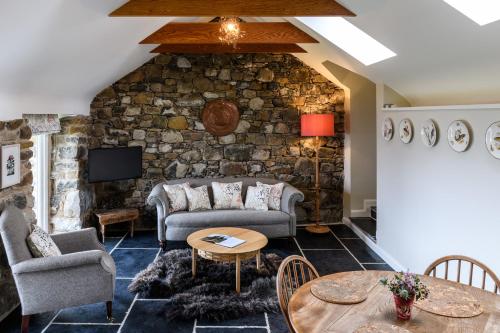 Uma área de estar em Mint Croft Luxury Self-Catering Cottages