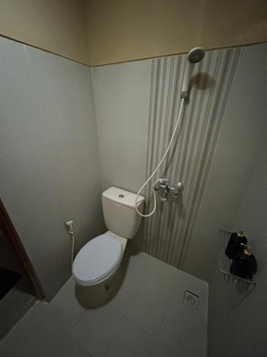 La salle de bains est pourvue d'une douche et de toilettes. dans l'établissement Guest House DiFi Timoho, à Demangan