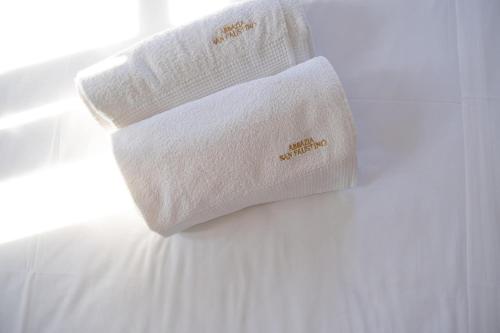 para ręczników siedząca na łóżku w obiekcie Life Hotels Abbazia San Faustino Resort w mieście Pietralunga