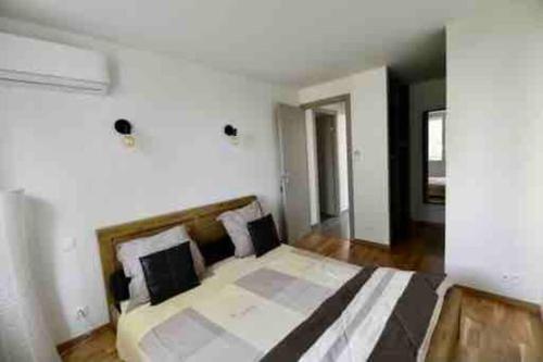 une chambre avec un grand lit dans une pièce dans l'établissement Fréjus plage 5 minutes de la plage 3 pièces 4/5 p, à Fréjus