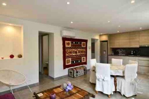 un salon avec une table et des chaises blanches dans l'établissement Fréjus plage 5 minutes de la plage 3 pièces 4/5 p, à Fréjus