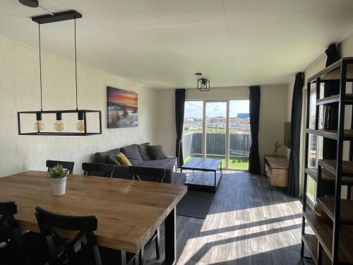 ein Wohnzimmer mit Sofa und Tisch in der Unterkunft Zee en duin in IJmuiden