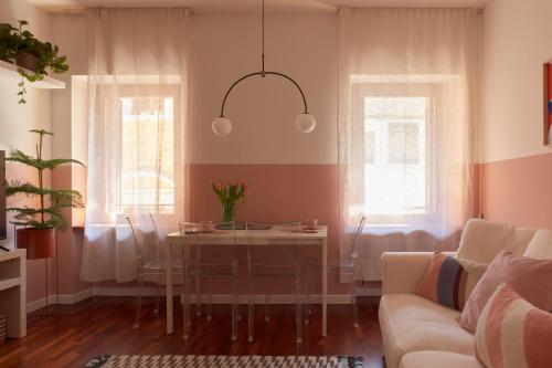 ein Wohnzimmer mit einem Tisch und einem Sofa in der Unterkunft palazzo d'este in Udine